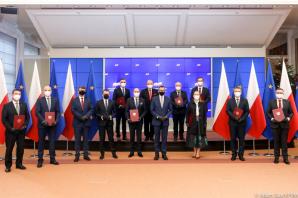 [VIDEO] 10 nowych miast na mapie Polski. Premier M. Morawiecki: To akt sprawiedliwości dziejowej