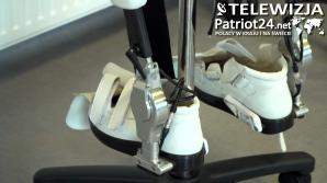 [VIDEO] Roboty rehabilitacyjne pozwalają pacjentom po urazach kręgosłupa wstać z wózka. W Polsce jest jedno takie urządzenie sterowane myślą. Zostało stworzone na uniwersytecie w Tokio, przez firmę Cyberdyne 