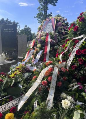 [VIDEO] Rodzina, Prezydent RP, duchowni i artyści pożegnali Janusza Rewińskiego. Na pogrzebie aktora-patrioty zaśpiewał jego syn