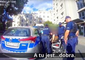 [VIDEO] Pomagamy i chronimy. Policjanci pomogli niepełnosprawnemu, któremu rozładował się wózek inwalidzki