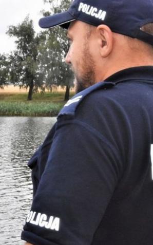 Dzieci dryfujące na łódce i skuteczna interwencja policjantów