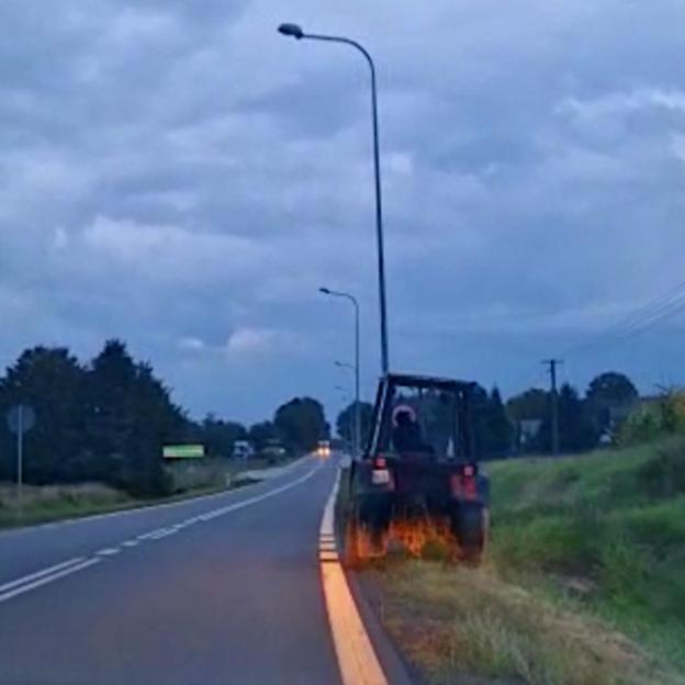 [VIDEO] Ach, co to był za bal w traktorze na drodze