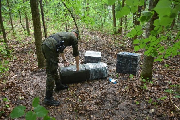 Papierosy przemycone przez Bug. Zatrzymano dwie osoby uczestniczące w transporcie towaru z Ukrainy do Polski.